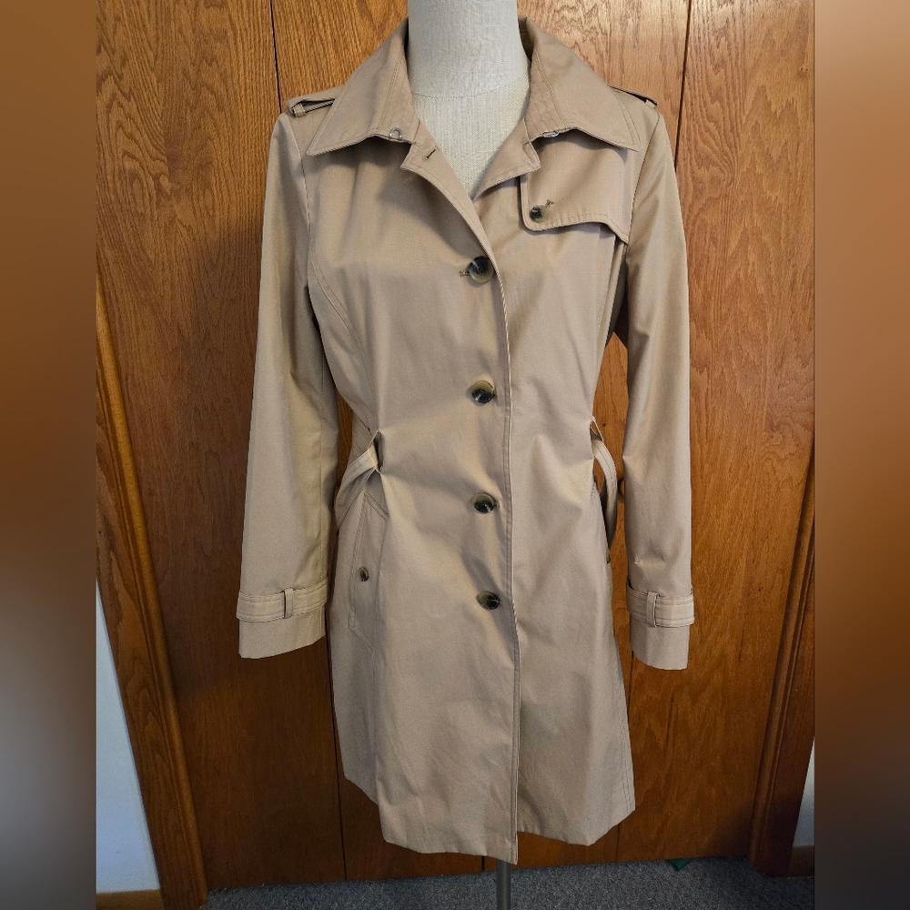 DKNY CLASSIC WOMEN'S BELTED SAND BEIGE TRENCH COAT. SIZE LARGE.